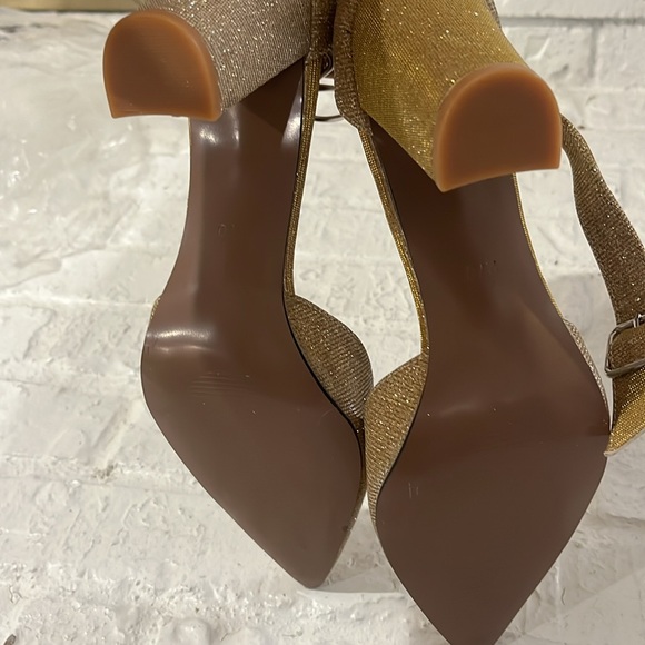 NWT Glitter Gold Pointed Toe Ankle Strap Block Heel Shoe Size 11 - Picture 6 of 7